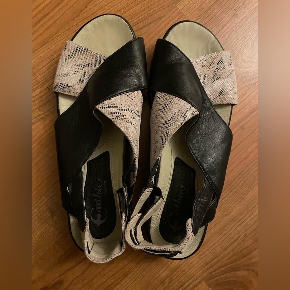Earthier sandals - cute and comfortable with snake print. Size 8.